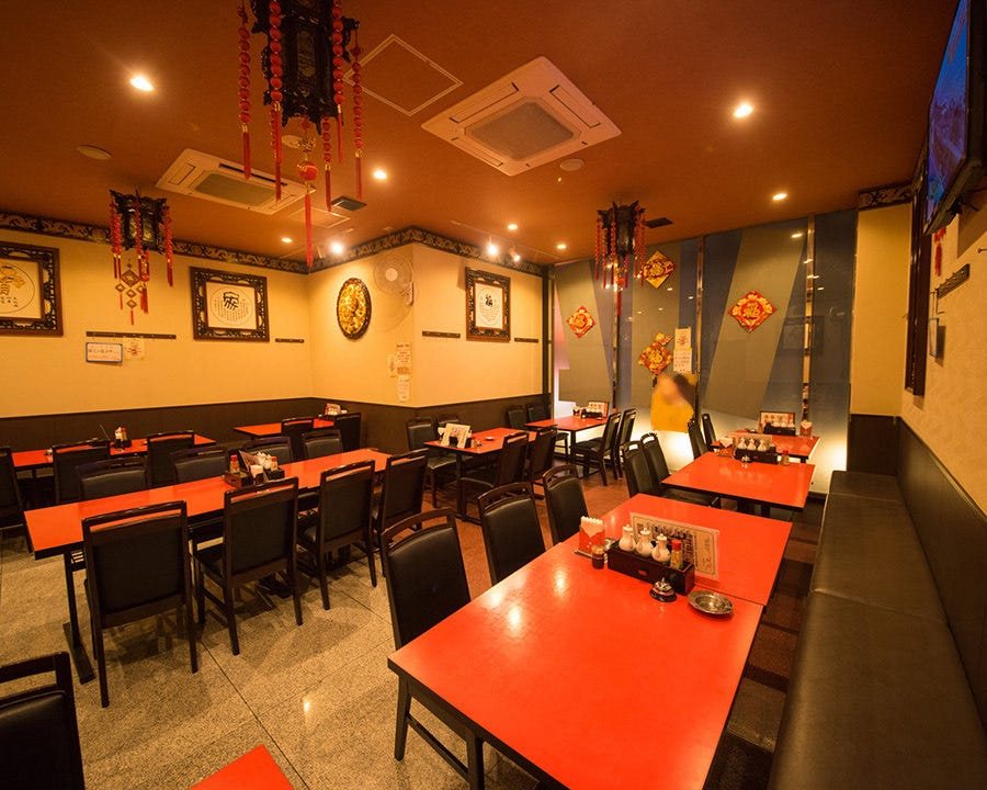 赤いテーブルが並ぶ貴麗の店内