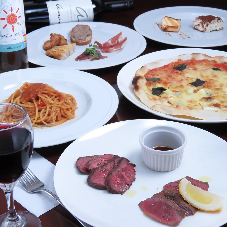 みずほ台バルRINOのピザや料理が並ぶテーブル