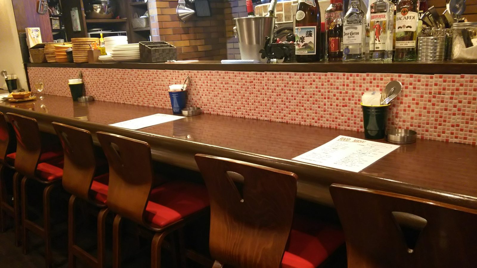 RINOのカウンターがある小さな店内