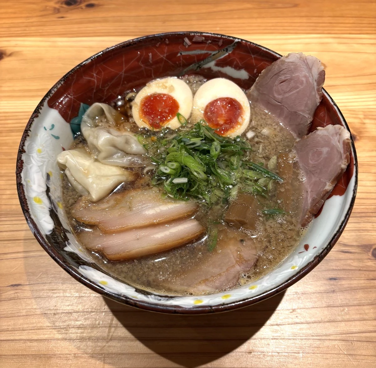 味玉や雲呑、チャーシューを盛り付けた背脂煮干醤油らぁめん
