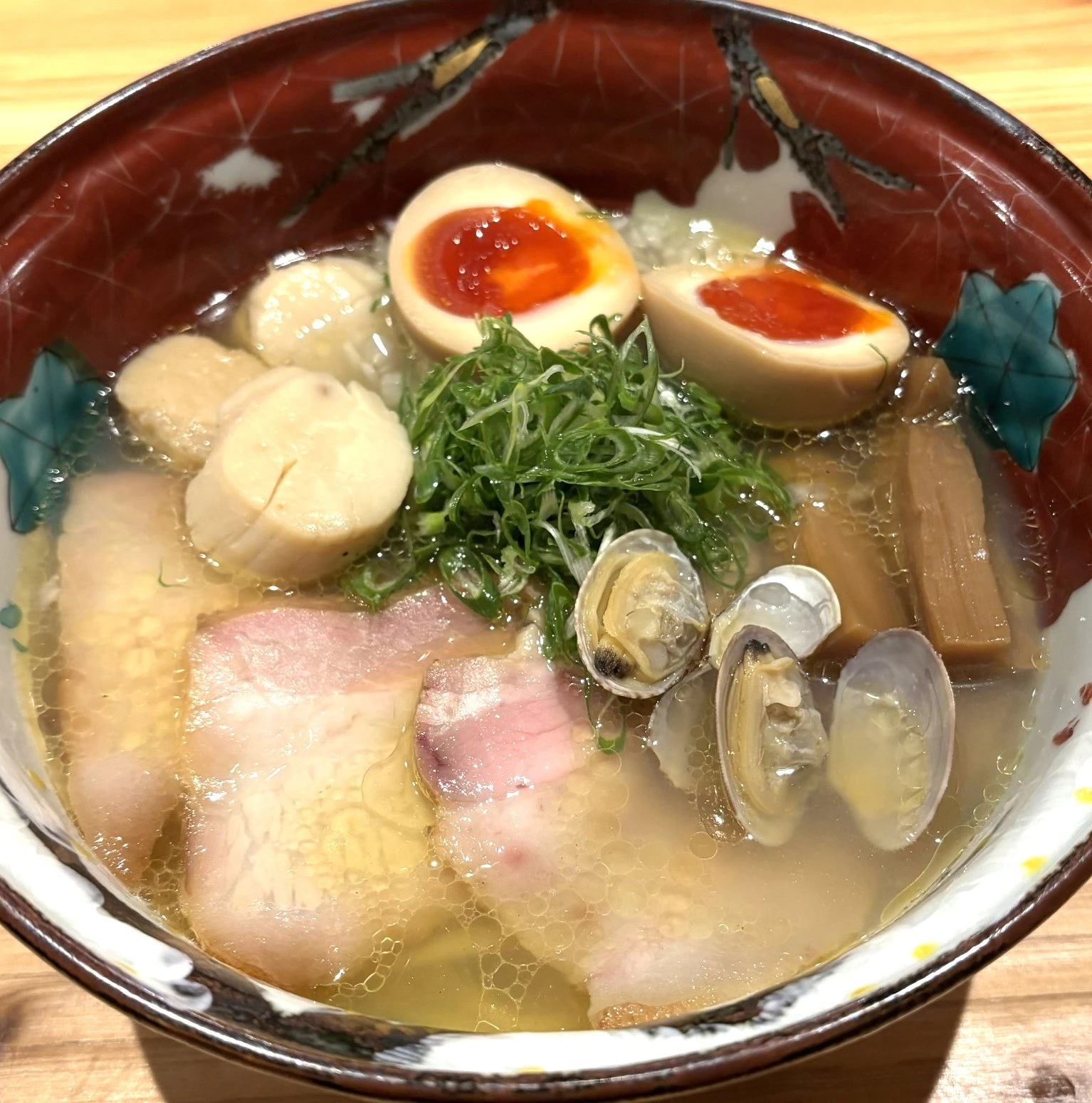 帆立と浅利の潮 吊るし焼叉焼麺、味玉トッピングの一杯