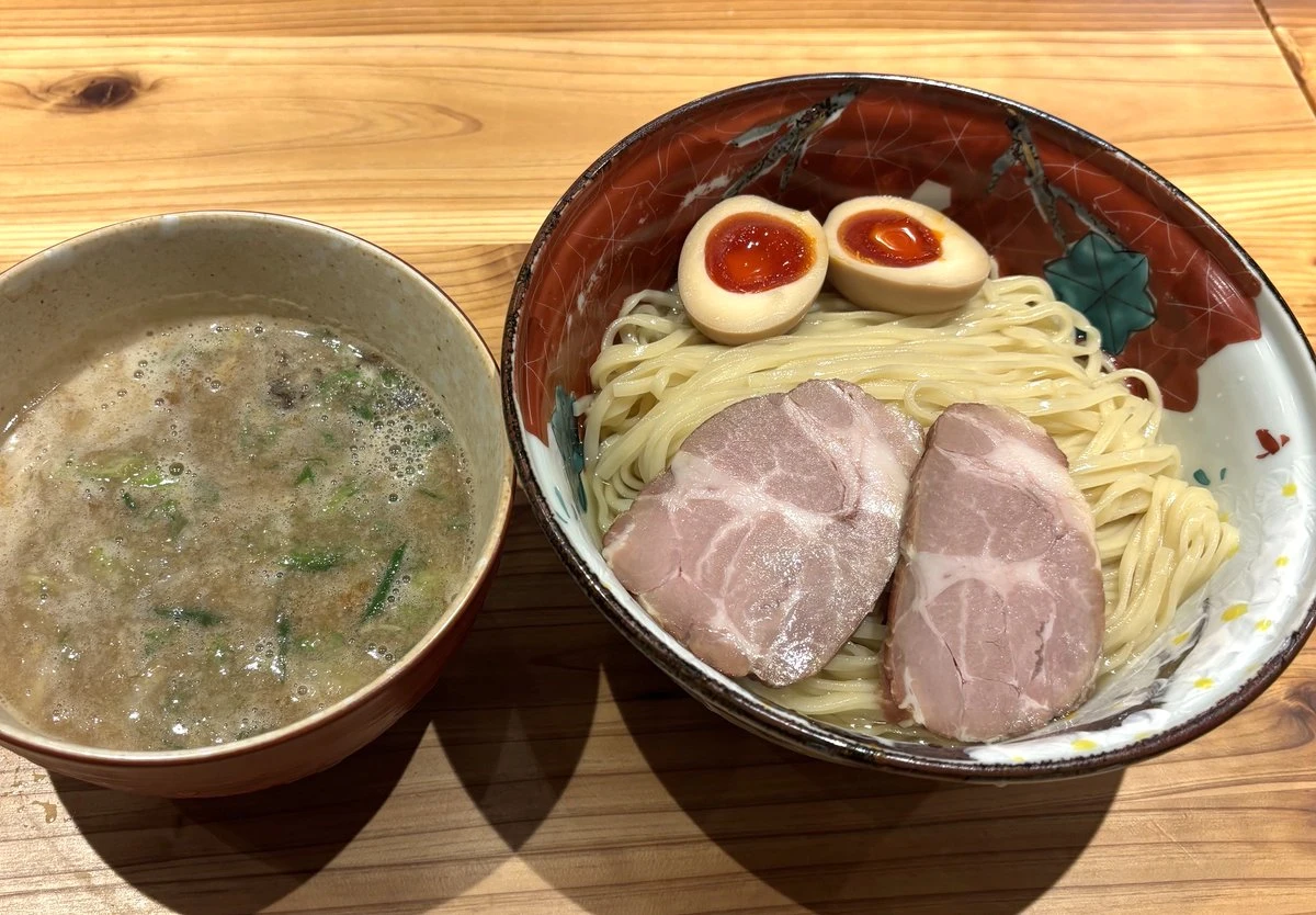 煮干水に浸した麺と、濃厚なつけ汁を並べたつけ麺